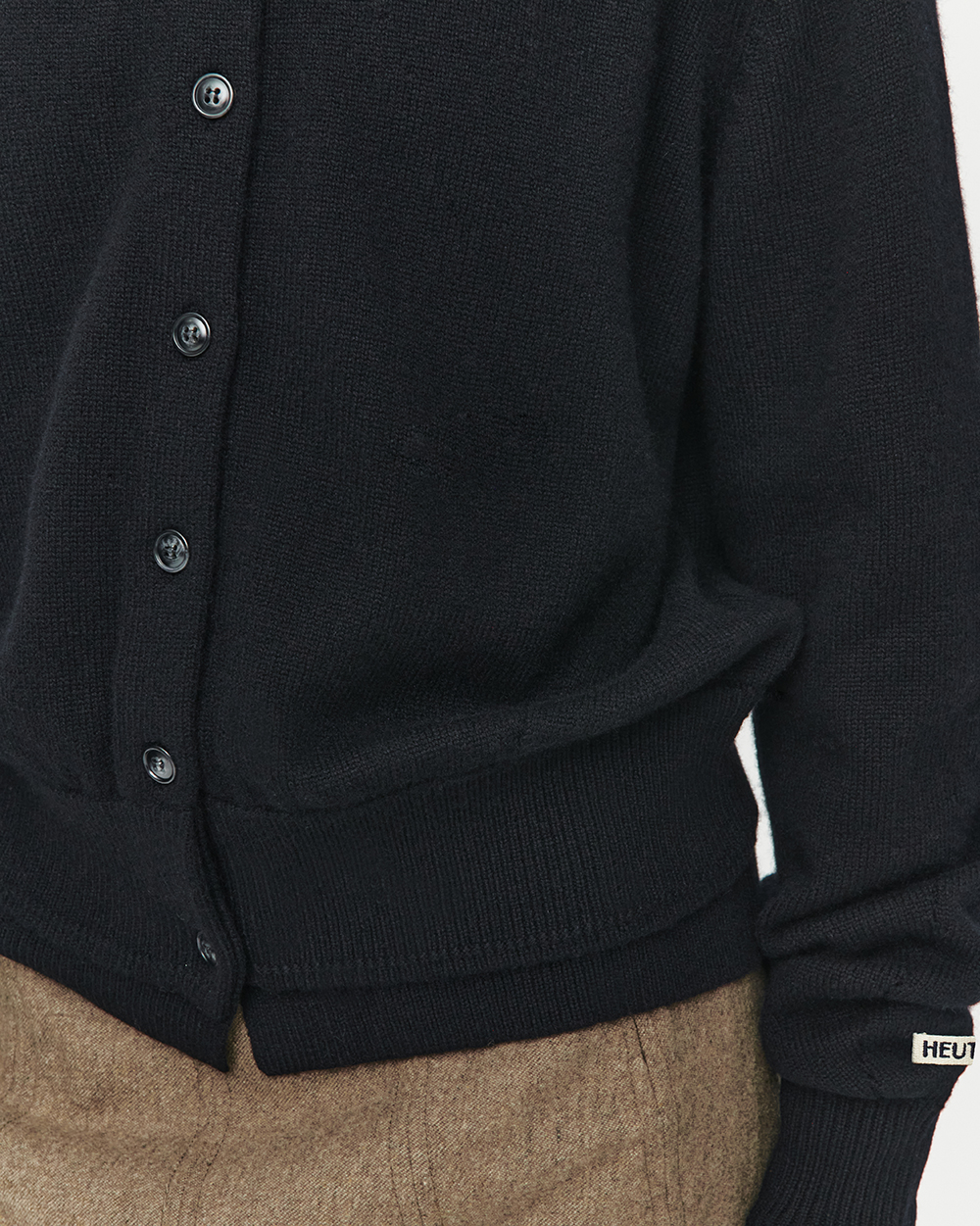MUSINSA公式 | HEUTE DOUBLE RIB CROP KNIT CARDIGAN (BLACK)